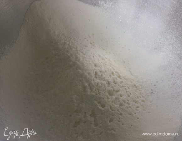 Смешать все сухие ингридиенты и просеять в миску.