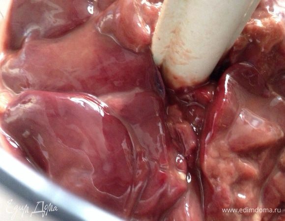 Печень вымыть, очистить от перепонок.И измельчить блендером.