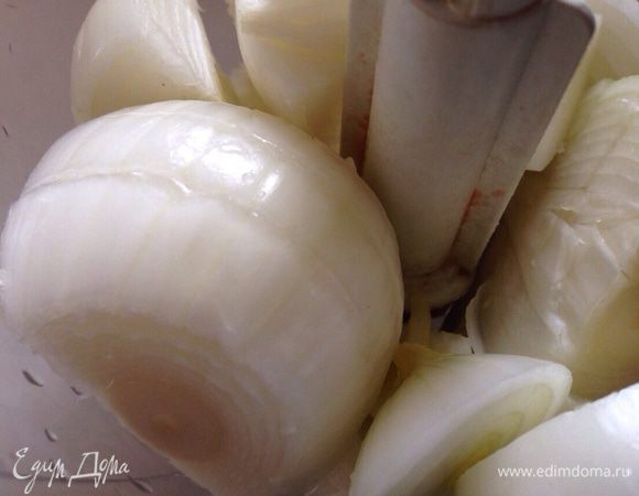 Лук так же измельчить с помощью блендера.