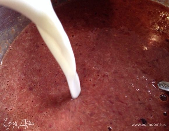 Влить молоко. Перемешать.