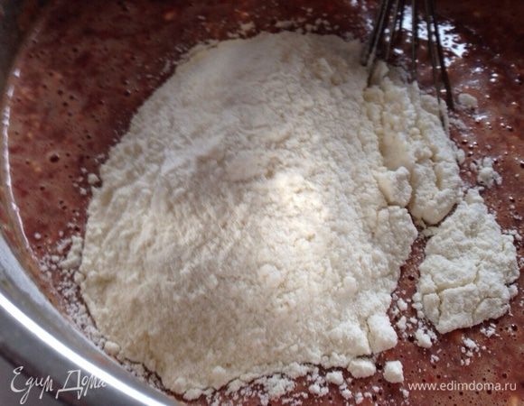Добавить муку, хорошо перемешать, чтоб не было комочков.