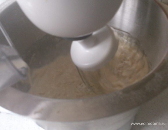 В сухую смесь влить жидкость и хорошо размешать.