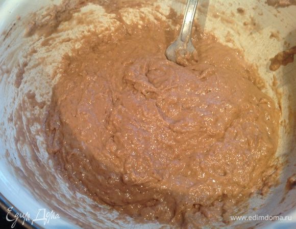 Смешайте 250 мл теплого молока с мукой, солью, какао и сахарный пудрой.