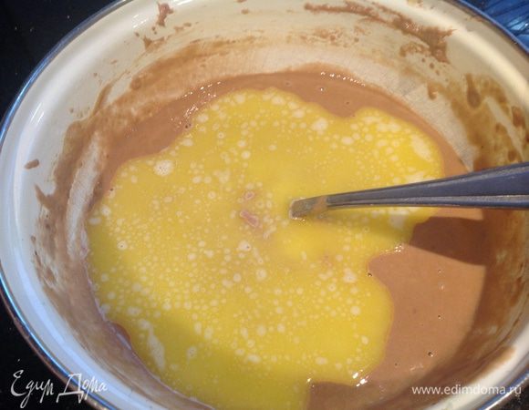 Растопленное сливочное масло и ром, хорошо перемешайте.