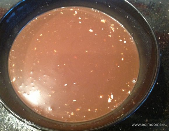 Шоколад растопите и смешайте с оставшимся теплым молоком.