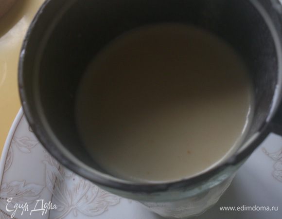 Чашку или емкость, которую вам не жалко продырявить, ставим на стакан и наливаем тесто до половины.