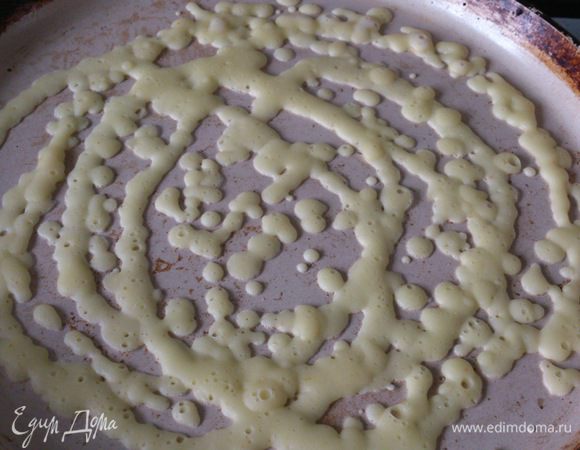 И быстренько наносим тесто на смазанную маслом разогретую сковороду круговыми движениями.