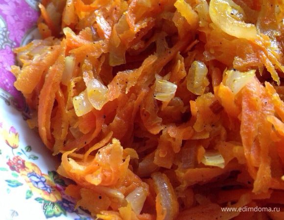 Для начинки. Морковь натереть на крупной терке,лук нарезать полукольцами и обжарить минут 7-10 на масле.Посолить и поперчить по вкусу.