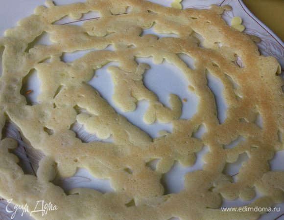 Выложить блинчик на тарелку и через пару минут его можно легко свернуть! Очень вкусно с любой начинкой, правда у меня уходили просто со сковороды))