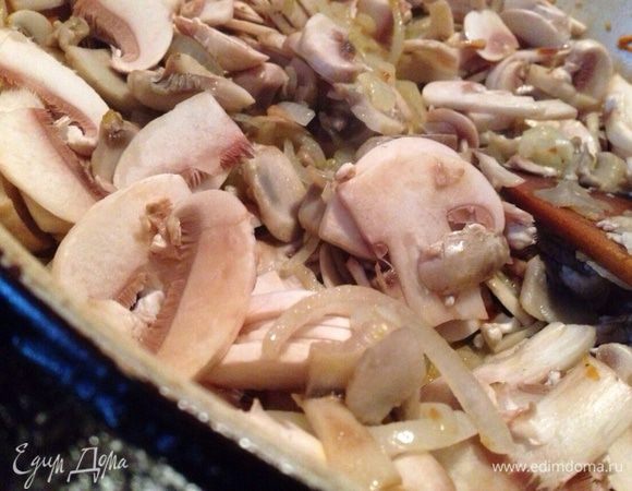 Грибы обжарить с луком.
Дать начинками остыть!