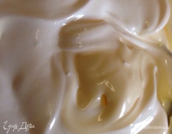 Майонез смешать с чесноком и сметаной.