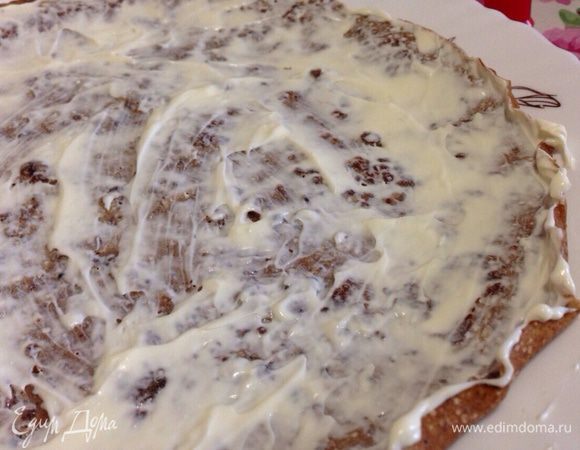 Теперь собираем торт.Первый блин промазать майонезом со сметаной.