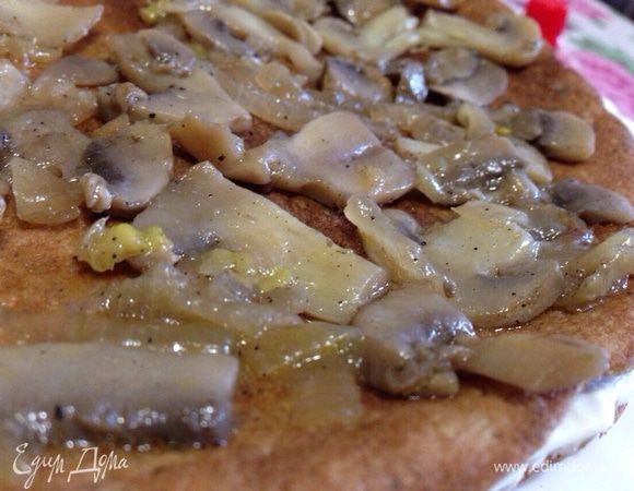 Четвертый блин грибы.В таком порядке собираем весь торт.