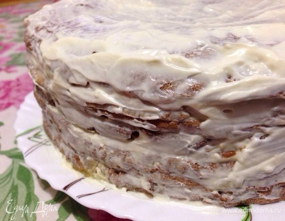 Верхние два блина и бока торта,хорошо  промазать майонезом со сметаной.Оставить на час.