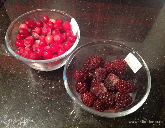Предварительно разморозьте клюкву и ежевику.