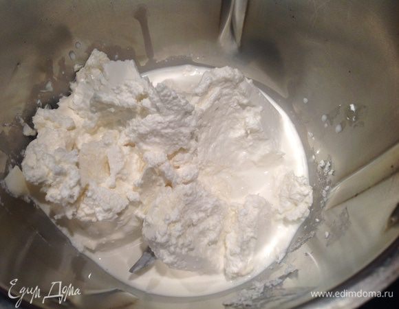 Взбейте блендером творог, сахарную пудру и сливки.