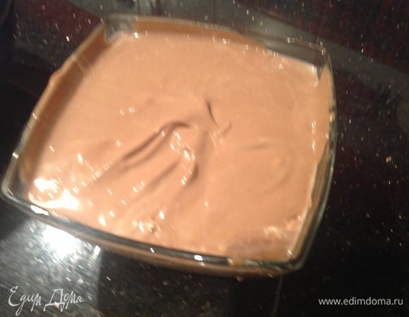 В остальной добавьте шоколадный соус и хорошо перемешайте.