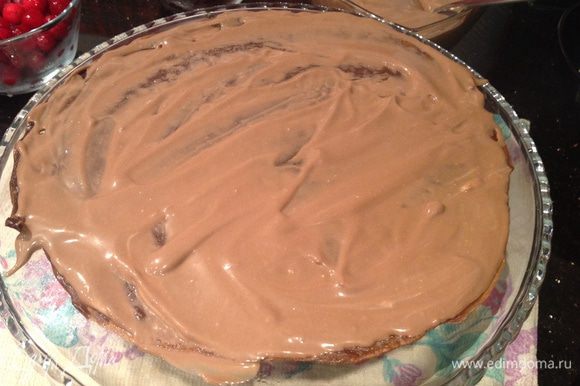 Теперь собираем торт: первые два блина смажьте шоколадным кремом.