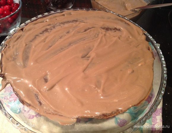 Теперь собираем торт: первые два блина смажьте шоколадным кремом.