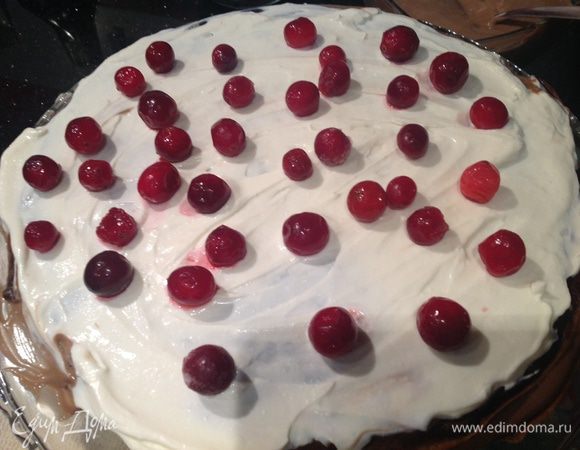 Третий блин смажьте белым кремом и выложите клюкву (не всю, часть оставьте на украшение)