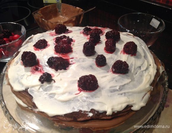 Сверху еще два блина шоколадным кремом, а третий белым и ежевику.