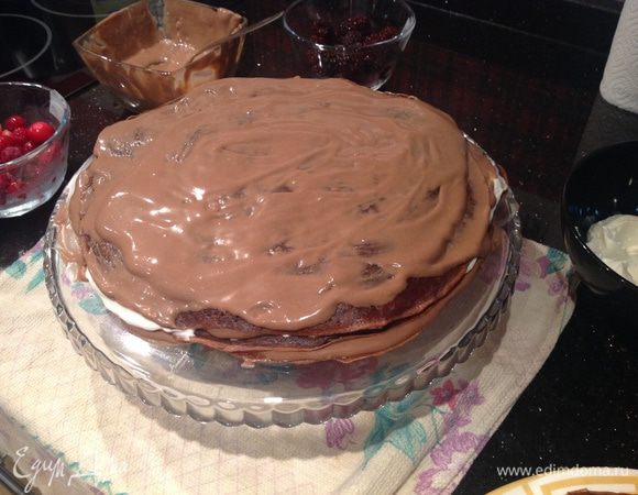 Остальные смажьте шоколадным кремом.