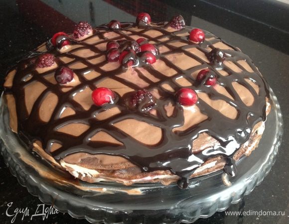 Сверху выложите ягоды и полейте шоколадным соусом. Поставьте в холодильник минимум на два часа.