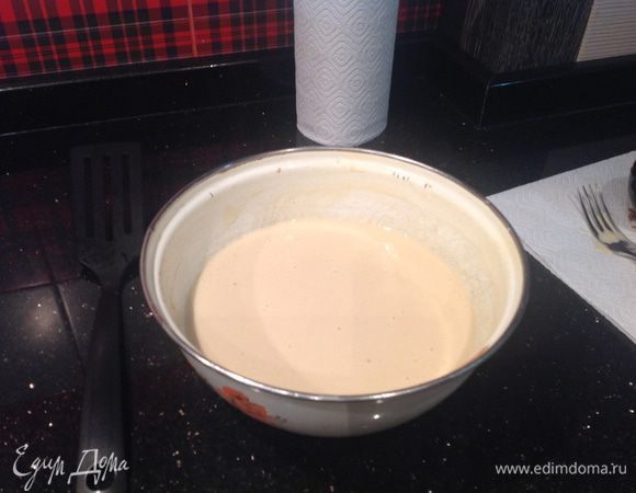 Яйца взбейте с солью и сахаром, добавьте половину кефира и муку, перемешайте чтобы не было комочков. Все время помешивая влейте по чуть-чуть оставшийся кефир, добавьте 1 ст л растительного масло.