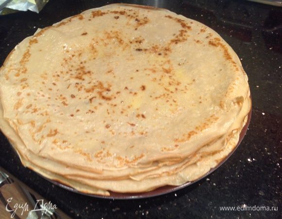 На раскаленной сковороде смазанной растительным маслом пожарьте блины. Складывайте стопочкой смазывая сливочным маслом.