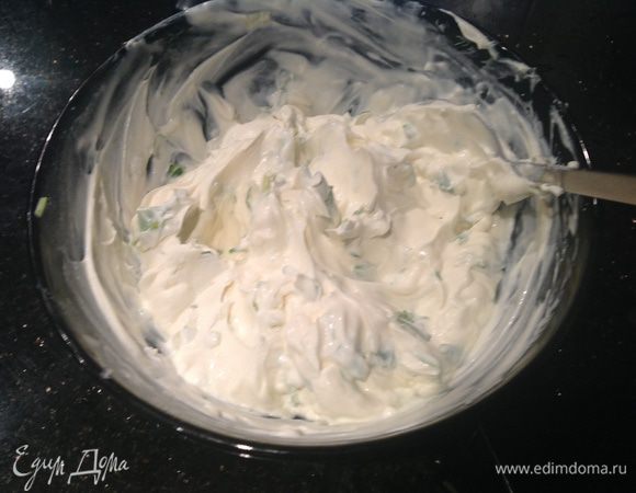 Смешайте творожный сыр с мелко рубленной зеленью, посолите. Форель порежьте тонкими полосками.