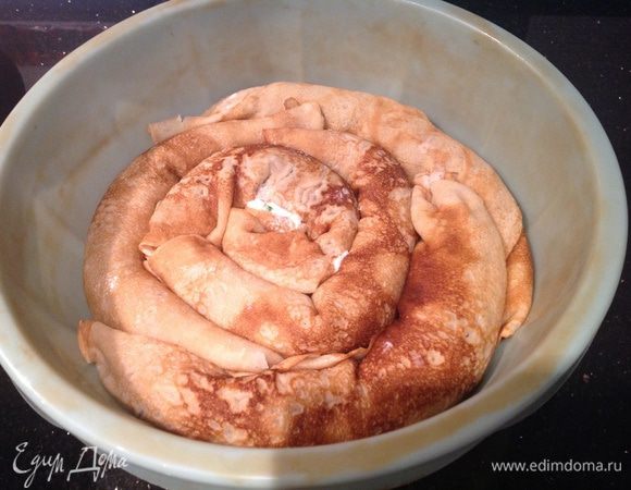 Положите блины  в форму для запекания, по кругу, начиная с середины.