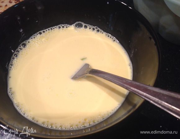 Яйца взбейте со сливками, посолите и поперчите.