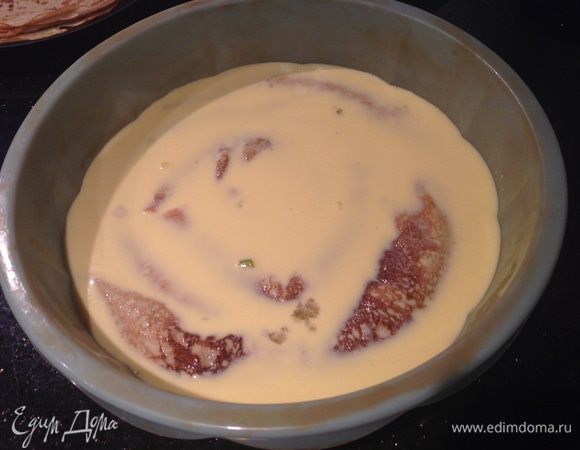 Залейте блины яичной смесью, выпекайте в предварительно нагретой до 160 градусов духовке 45 минут.