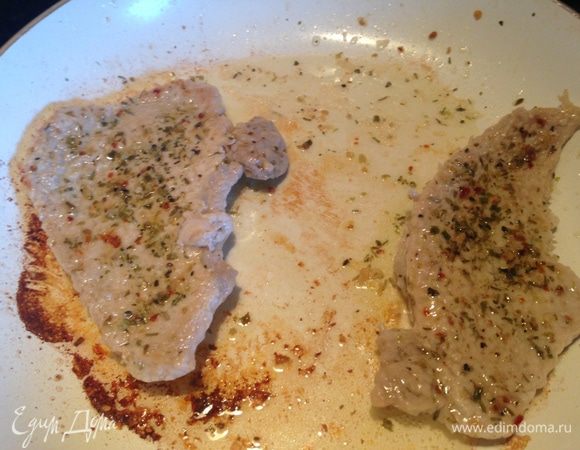 Свинину отбить почти как на шницель, посолить, поперчить и обжарить в растительном масле с двух сторон.