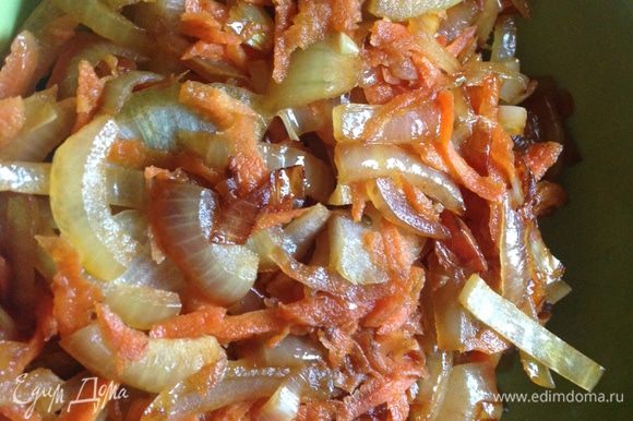 Лук порезать полукольцами, морковь натереть на крупной тёрке. На сковороде от мяса пассеровать лук и морковь. Выложить на тарелку.