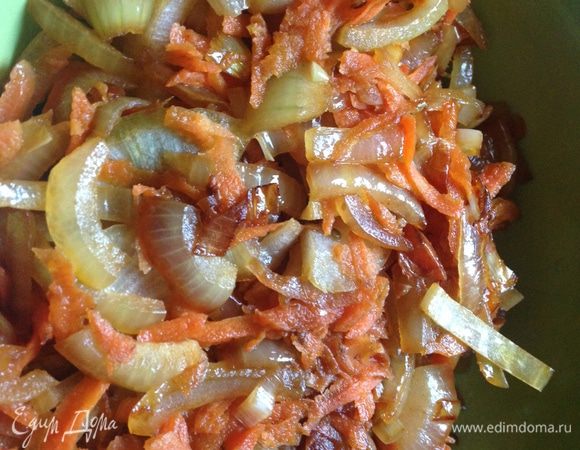 Лук порезать полукольцами, морковь натереть на крупной тёрке. На сковороде от мяса пассеровать лук и морковь. Выложить на тарелку.