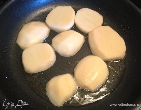 Картофель очистить и порезать кольцами. Обжарить с двух сторон.