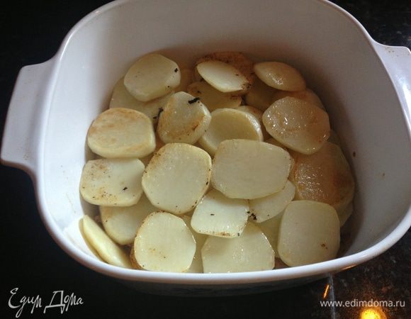 Уложить свинину в жаропрочную кастрюлю (с крышкой) и разрезать её на более мелкие куски (чтобы легче было выкладывать в тарелки в конце). На мясо выложить поджаренный картофель и посолить по вкусу.