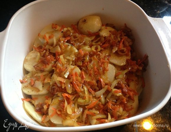 На картофель выложить пассерованные лук и морковь.