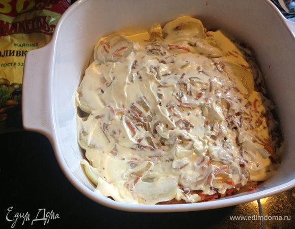 Обильно смазать верхний слой майонезом и добавить полстакана тёплой воды. Закрыть крышкой и поставить в разогретую до 180 градусов духовку на минут 40-50.