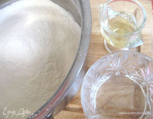 Приготовить все необходимое. Дважды просеять в миску муку с солью, добавить оливковое  масло и постепенно влить теплую воду (температура тела). Замесить тесто деревянной лопаточкой. Если тесто покажется крутым, добавить немного воды ( добавляйте по 0.5 ст.л.).