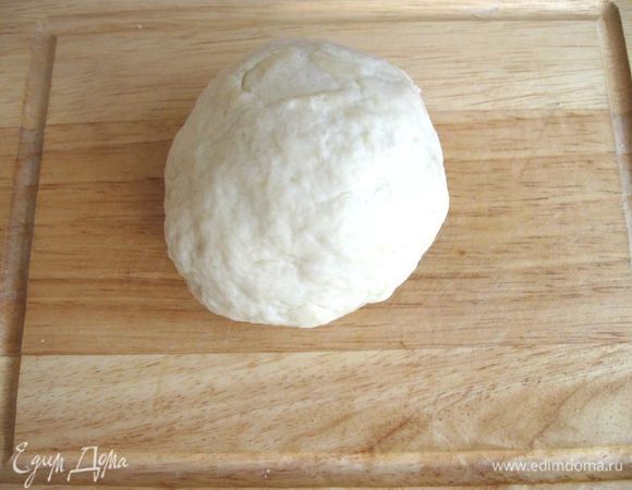 Скатать шар из теста. Переложить его на стол или доску и вымесить  руками. Муки подсыпать не надо. Отбить тесто о  стол раз 20. 