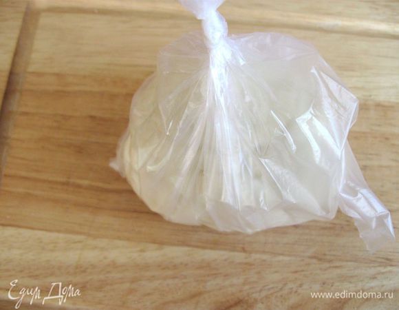 Положить его в  полиэтиленовый  пакет, завязать пакет, чтобы он сохранял герметичность.