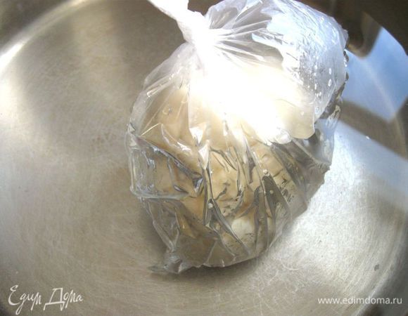 Опустить в теплую воду (40 градусов) примерно на 10 мин. Вынуть из пакета.

