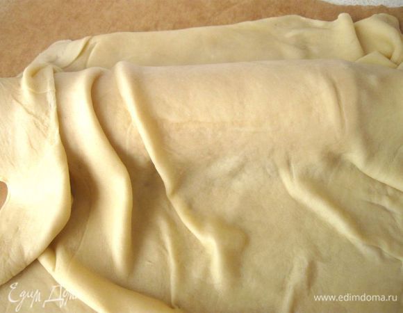  Немного прокатать скалкой. Верхний слой тоже помазать маслом.