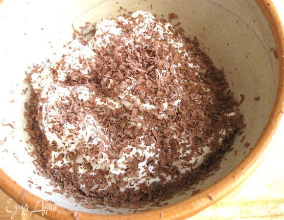 Приготовить начинку. Шоколад потереть на мелкой терке. 

