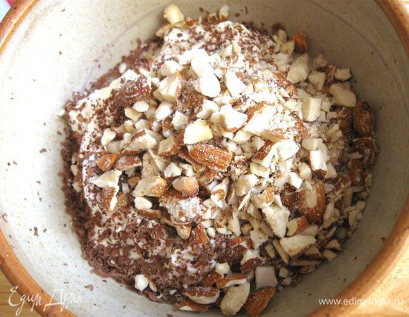 Орехи растолочь, добавить к творогу, поперчить, добавить шоколад, все перемешать. Можете еще добавить немного лимонной цедры.