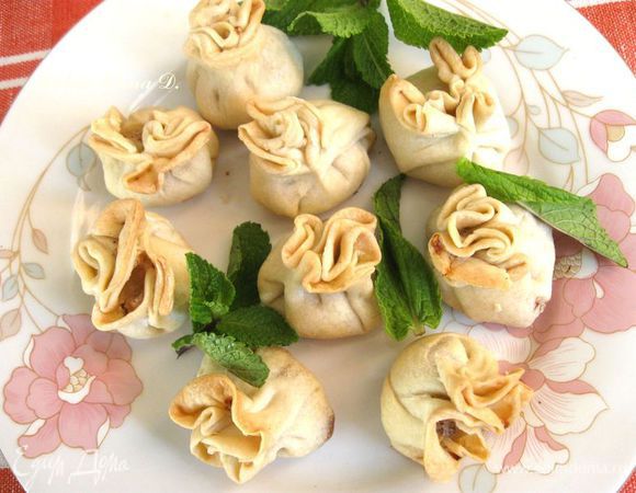 Вынуть, дать остыть. Украсить листиками мяты, можно присыпать сахарной пудрой, смешанной с корицей (через сито).