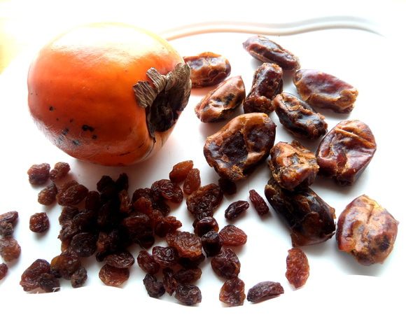 Начинка на этот раз творожная с добавлением сухофруктов и одинокой хурмы,которая никак не хотела стать мягкой,а вот в начинку в самый раз)))