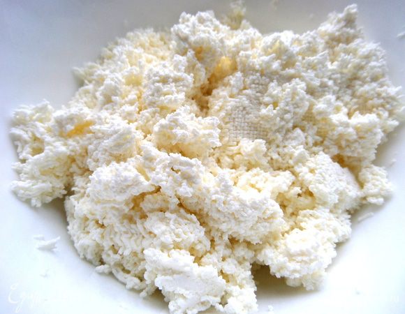 Творог протираем через сито для эластичности.